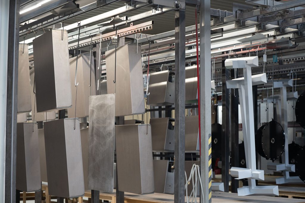 Bauteile an der Beschichtungsanlage