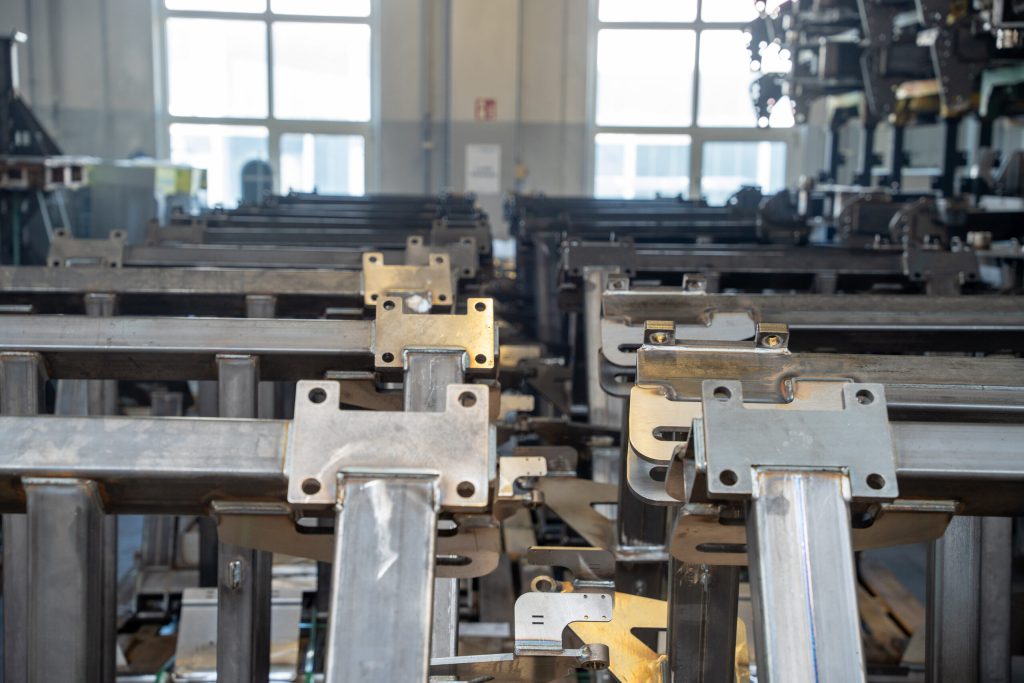 Stahlbauteile auf Paletten zur Auslieferung bereit