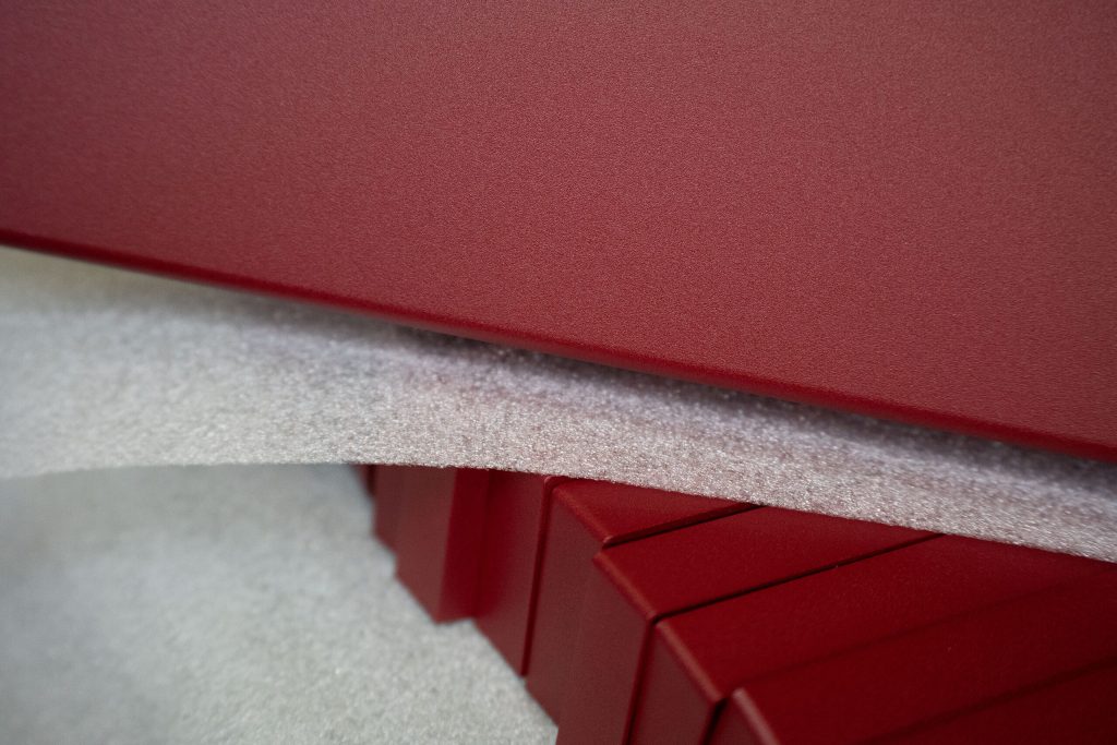 Detail einer roten Pulverbeschichtung