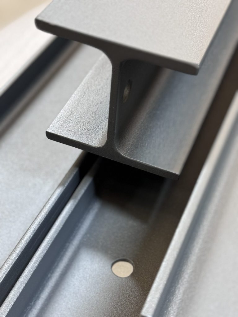 Grau beschichteter Stahlträger im Detail