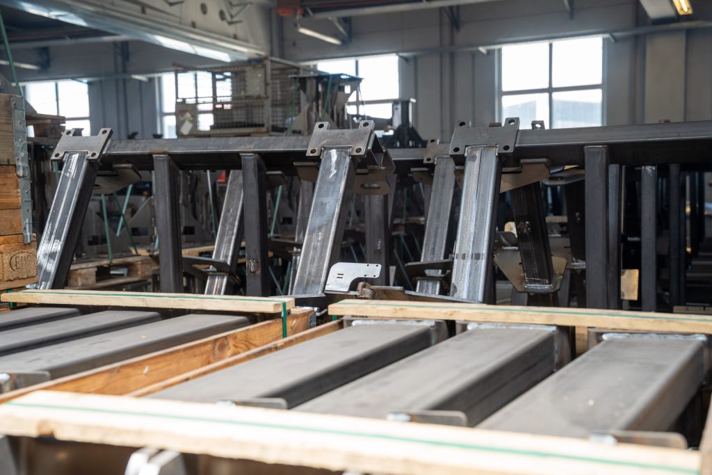 Beschichtete Bauteile auf Paletten im Warenlager