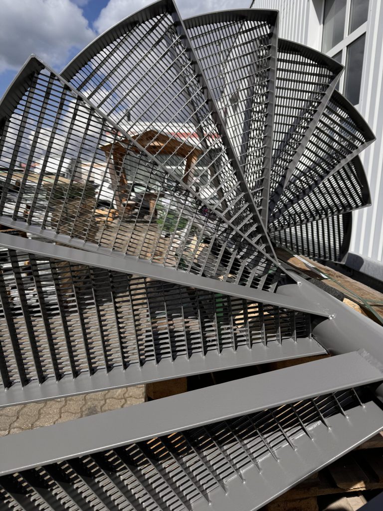 Schwarz beschichtete Wendeltreppe mit Gitterroststufen
