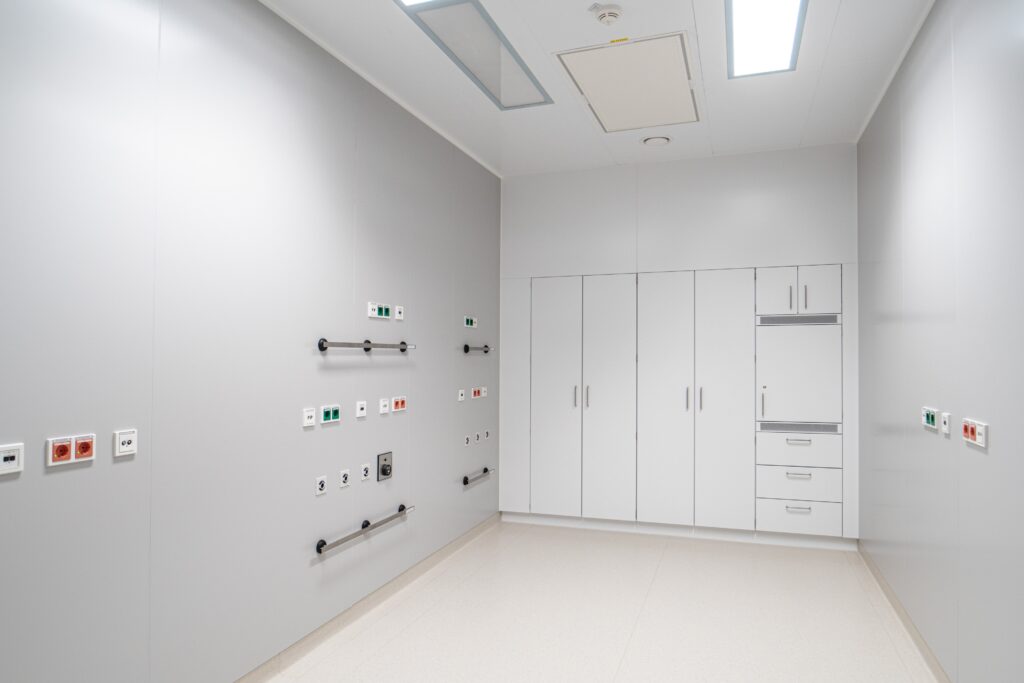 Klinikraum mit beschichteten Wandelementen und Versorgungsleisten